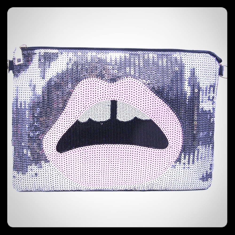 ⭐⭐NEW ARRIVAL⭐⭐Sexy Sequin Purse with Strap!